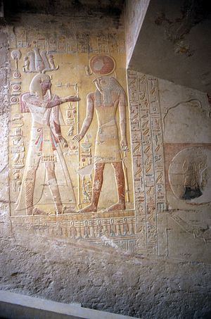 레호라흐티 앞에 서 있는 메르넵타 벽화