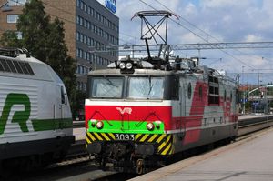 녹색 전조등 전면 줄무늬가 있는 "과도기적 도색"을 한 Sr1 3093