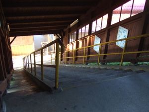 역사에서 승강장으로 가는 계단 (2007년 8월)