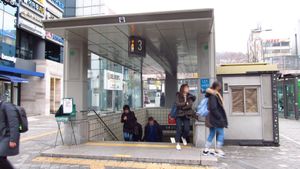 서울 마포구에 있는 서울 지하철 2호선 신촌역 3번 출입구