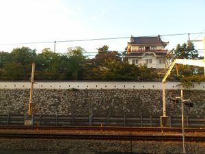 JR 후쿠야마역 6번선 승강장에서 보이는 쓰키미 망루