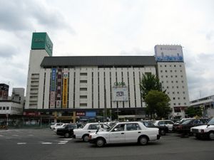 정면 건물이 거의 오테고몬(追手御門)과 소토마스가타(外枡形)의 위치가 된다