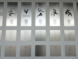 1층 외주에 있는 도쿄 2020 올림픽의 "Tribute To Champions"의 일부