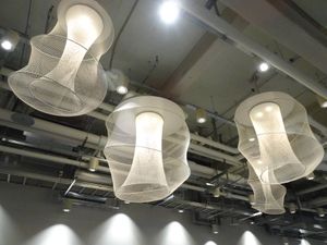 지하 1층 플래시 인터뷰 존의 천장에 있는 구마 겐고 설계의 등롱을 이미지한 조명
