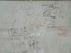 도쿄 2020 올림픽・패럴림픽 육상 경기에 출전한 선수들의 사인 월의 일부