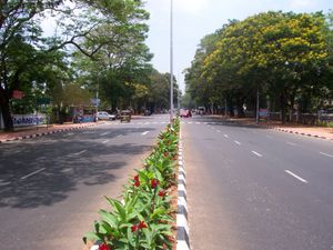 코디아르 로드. 코디아르 궁전으로 이어져 '왕의 길' 또는 '라자 비디'로도 알려져 있다.