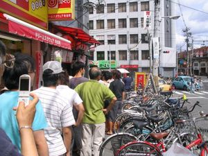 규동 부활 축제}} 당시 오사카 데라다초역 인근에 줄을 선 사람들