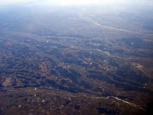 관동평야와 나스노가하라를 가르는 시오나 구릉. 사진 앞쪽부터 나스노가하라, 후키가와, 구로카와, 시오나 구릉, 에가와(도치기현), 우치가와(도치기현), 아라카와(도치기현), 키누가와