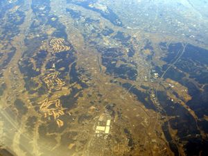 시오나 구릉. 야이타시 상공에서 사쿠라시 방향을 바라본 모습. 공업단지, 골프장, 자동차 테스트 코스 등 토지 이용이 진행되고 있다.