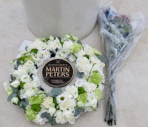 런던 스타디움에 있는 피터스의 유해를 덮은 기념석