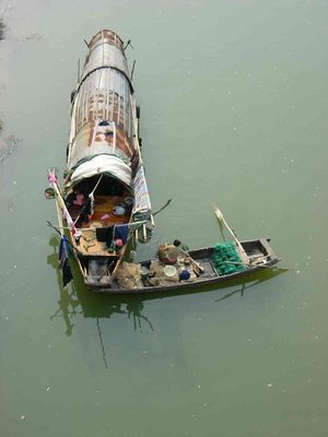 작은 어선에서 일년 내내 생활하며 먹고 자는 포양호 어부