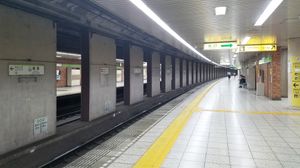 승강장(2017년 6월 10일) (부역명 "주오 대학 회계 학교 앞" 제거 후)