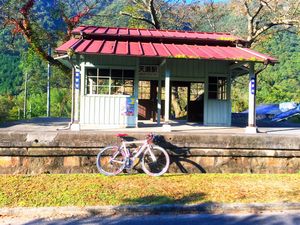 사이클링 로드로 활용된 폐선과 휴게소가 된 역사 (아마세역)
