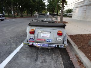 뒷모습, 동료 공화당원들의 선거 스티커가 붙어 있음