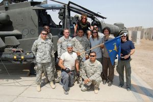 2008년 9월 11일 바그다드 북쪽 캠프 타지에서 공연 중인 빅 노이즈. 오른쪽 끝이 라이트.