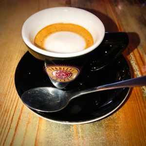 영국 사우스웨일스의 브래들리스 커피에서 제공되는 마키아토