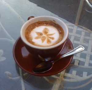 미국 캘리포니아 로스앤젤레스 마 비스타의 베니스 그라인드에서 제공되는 마키아토