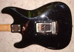 바디 하단에 설치된 스프링 캐비티 내부. 왼쪽부터 스프링 행거, 스프링, 서스테인 블록