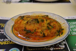 전통적인 "폰다" 레스토랑에서 제공되는 토마토 소스를 곁들인 칠레 렐레노