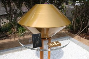 2016년, 거대 주판 아래에 새로 설치한 주판 기념물 「기원 주판」.