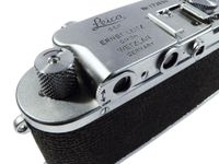 라이카 III - 뷰파인더 접안부. 왼쪽 카메라 끝에 있는 것이 거리 측정용, 카메라 중앙에 있는 것이 프레이밍용이다.