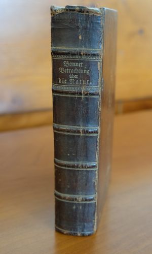 1766년판 독일어 자연에 대한 성찰 또는 요한 다니엘 티티우스(Johann Daniel Titius)가 번역한 Betrachtung über die Natur
