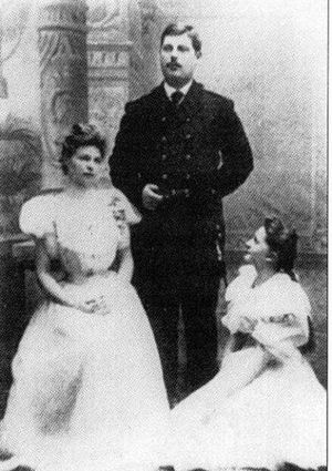 예카테리나와의 사이에서 낳은 자녀. 올가(왼쪽)・게오르기(가운데)・예카테리나(오른쪽)