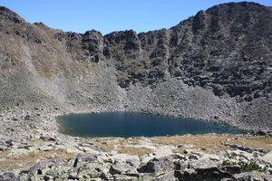 불가리아 릴라 산맥의 무사라 봉우리(2925m) 바로 아래, 아이시 호수(2709m) 주변의 빙퇴석.