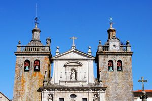 대성당의 탑과 정면