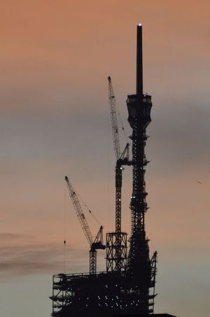 2021년 11월, 동쪽에서 바라본 거의 완공된 첨탑의 망원 사진