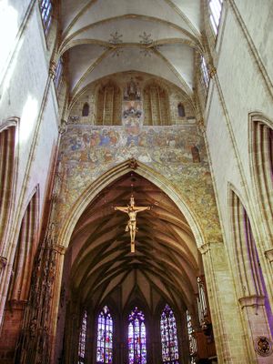 변경된 계획으로 인해 본당이 성가대와 통로보다 훨씬 높다.