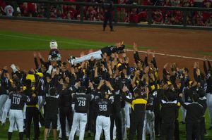 일본 시리즈 우승 후 헹가래 (2018년 11월 3일, 일본 시리즈 제6차전 후)