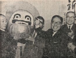 1969년 12월 제32회 중의원 의원 총선거에서 자민당 공천으로 출마하여 첫 당선되었다.