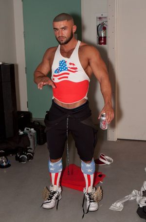 게이 포르노 배우 프랑수아 사가가 크롭 조끼를 입고 있는 모습