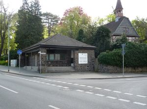 기센 신예술 교회. 배경은 구 묘지의 예배당