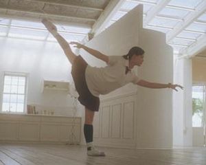 아오이 유우가 하나와 앨리스에서 춤을 추는 모습