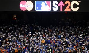 2015년 월드 시리즈 3차전에서 사인을 들고 존경을 표하는 팬들