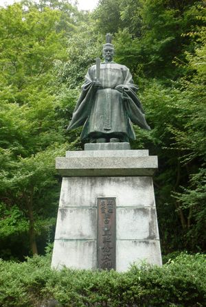 야하타하치만 공원에 세워진 도요토미 히데쓰구 동상