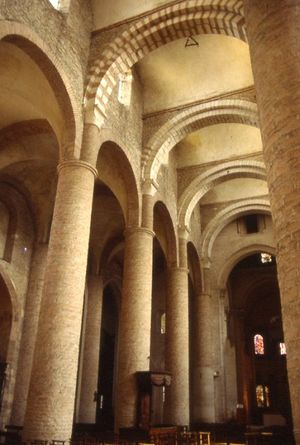 투르뉘 생 필리베르 교회는 다이어프램 아치로 지지되는 일련의 가로 배럴 볼트가 있다.