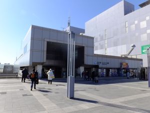 실루엣이 대칭을 이루는 센터키타역 2번 출구 (역사 북측)