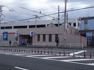 고양이 귀 모양의 천창이 있는 오도리바역 1번 출입구