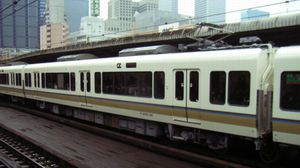 모하220형. 전락 방지 호로가 설치되어 있다.