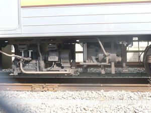 MH3075-C2000M형 공기 압축기. 우측 제습 장치는 D20A형