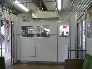 승무원실 후면 칸막이 벽. 사진은 사이쿄선용 ATC 대응 차량으로, 칸막이 창이 작다