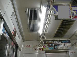 출입구 천장의 순환기(왼쪽 그릴)