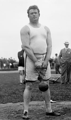 맷 맥그래스가 56파운드 추를 들고 있는 모습 (1911)