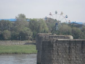 단교의 교각 끝에 보이는 관람차