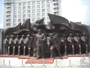 단교 입구의 기념물. 중앙은 한국 전쟁 당시 펑더화이 사령관