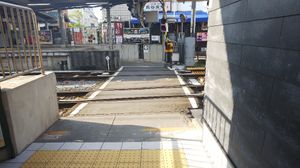 상하선 승강장을 연결하는 구내 건널목 (2020년 5월 1일)