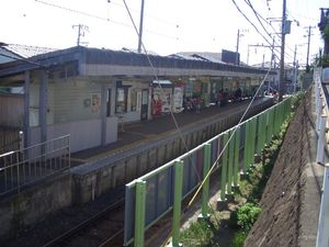역 근처에서 본 승강장 (2004년 10월). 사진 뒤쪽이 후지사와 방면.